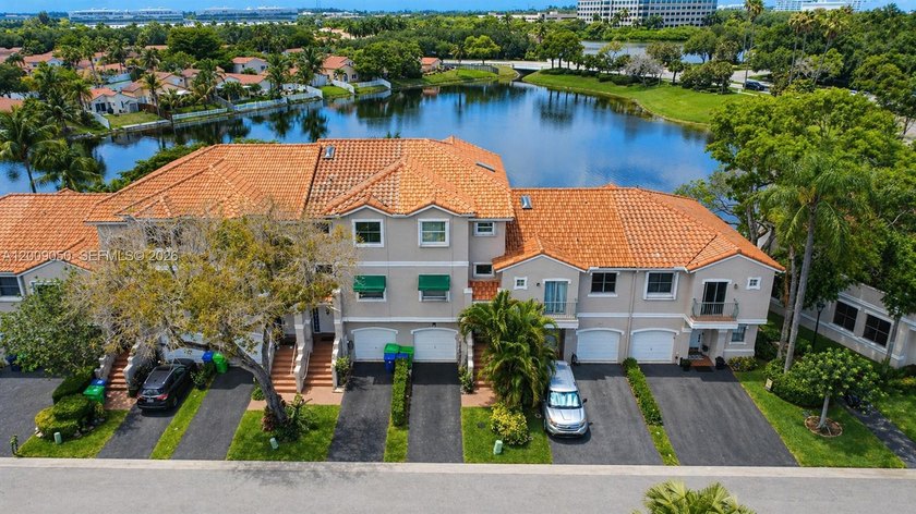 Tastefully remodeled waterfront townhouse offering modern - Beach Townhome/Townhouse for sale in Sunrise, Florida on Beachhouse.com