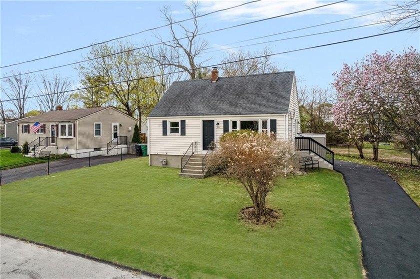 OFFER DEADLINE WEDNESDAY 4/29 @ 6PM. Charming 3-bedroom, 1 bath - Beach Home for sale in Warwick, Rhode Island on Beachhouse.com