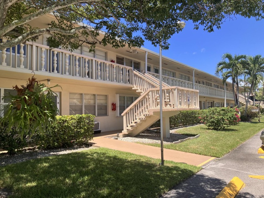 Great location for a 1:1 downstairs unit.  All tile floor - Beach Condo for sale in West Palm Beach, Florida on Beachhouse.com