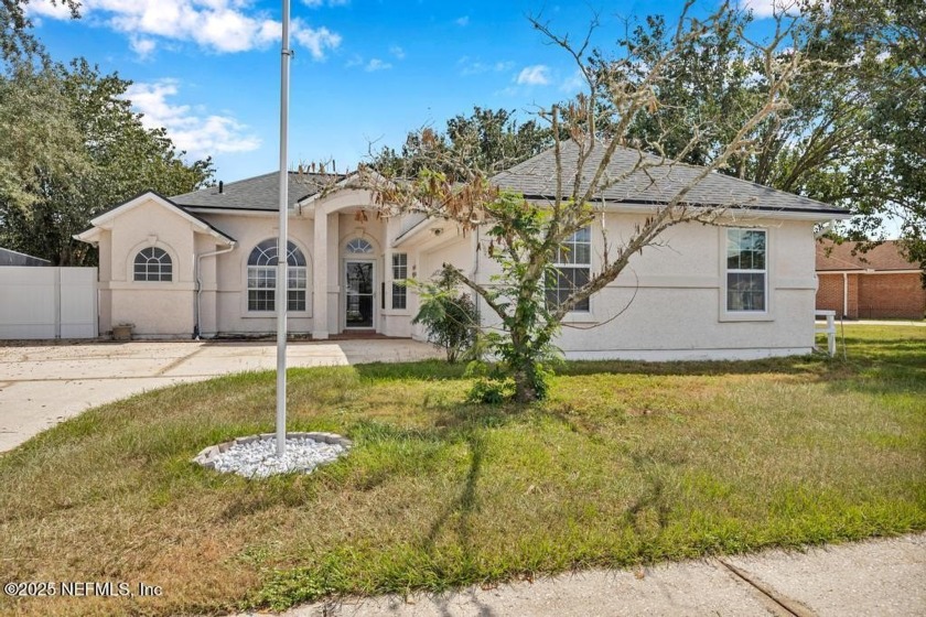 Welcome to the Lake Asbury area. This 3/2 home is located in an - Beach Home for sale in Green Cove Springs, Florida on Beachhouse.com