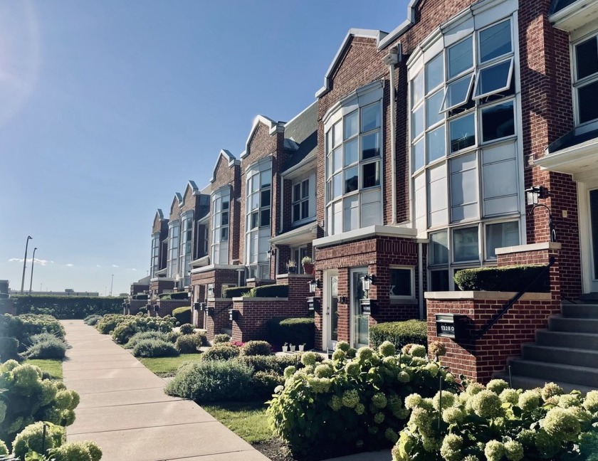 Welcome to Dearborn Park II's Prairie Terrace Homes.  This - Beach Townhome/Townhouse for sale in Chicago, Illinois on Beachhouse.com