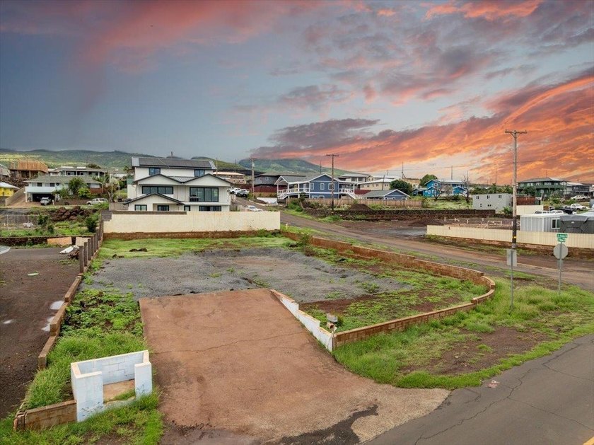 Located in the beloved Wahikuli neighborhood, this 10,039 sq ft - Beach Lot for sale in Lahaina, Hawaii on Beachhouse.com