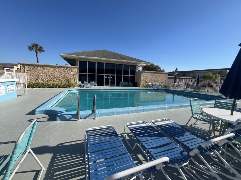 Lovely clean, clean, clean 2nd floor 1/1.5 unit. White shaker - Beach Condo for sale in Boynton Beach, Florida on Beachhouse.com