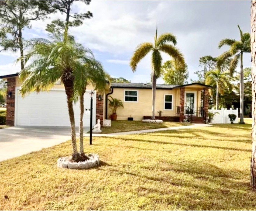 Bring your clothes and settle right in!  This beautiful turnkey - Beach Home for sale in North Fort Myers, Florida on Beachhouse.com