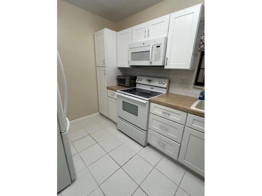 RARELY AVAILABLE! ...Beautiful 3 bed/ 2 Bath corner unit on the - Beach Condo for sale in Sunrise, Florida on Beachhouse.com