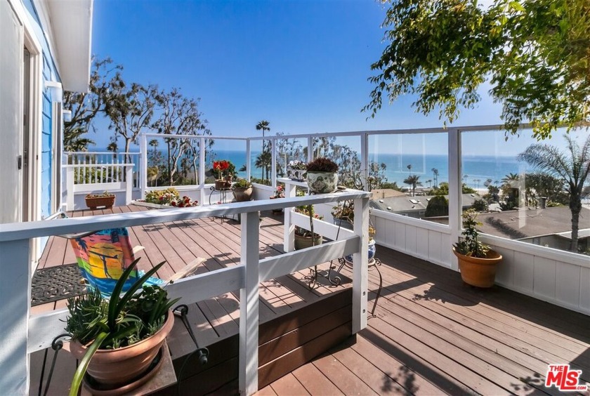 This Two-bedroom, two-bathroom mobile home offers breathtaking - Beach Home for sale in Pacific Palisades, California on Beachhouse.com