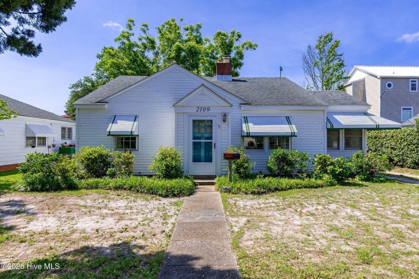 This classic Morehead City cottage offers charm and potential - Beach Home for sale in Morehead City, North Carolina on Beachhouse.com