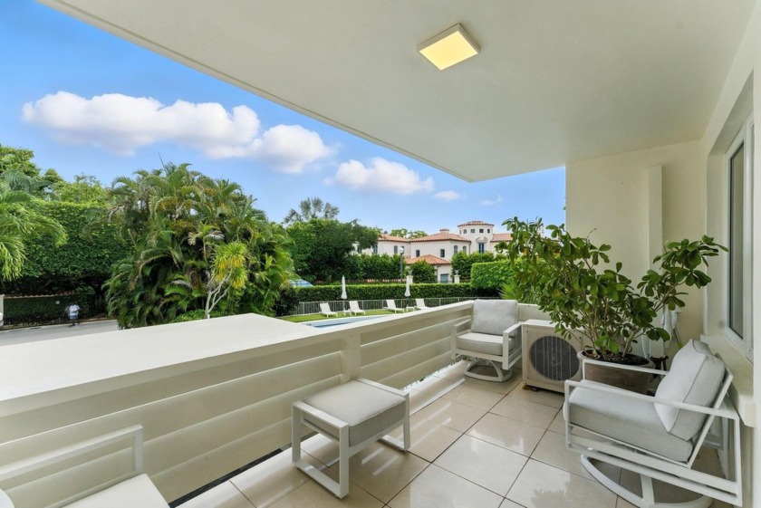 At the very top of the quiet 400 block of Worth Avenue, this one - Beach Condo for sale in Palm Beach, Florida on Beachhouse.com