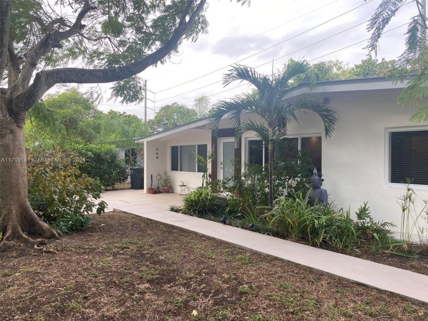 Welcome to this spectacular property with a new aluminum roof! - Beach Home for sale in North Miami, Florida on Beachhouse.com