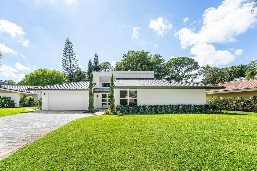 Welcome to 654 W Lakewoode, a beautifully renovated residence - Beach Home for sale in Delray Beach, Florida on Beachhouse.com