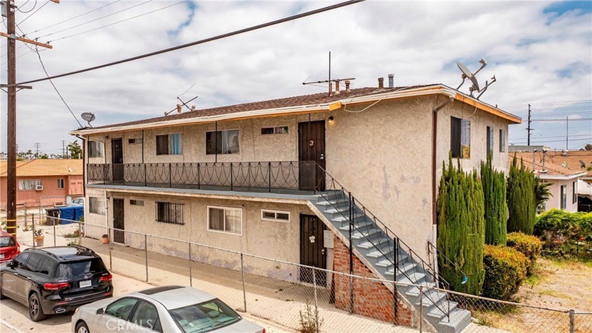Welcome to 333 W D Street in Wilmington California. This is an - Beach Townhome/Townhouse for sale in Wilmington, California on Beachhouse.com