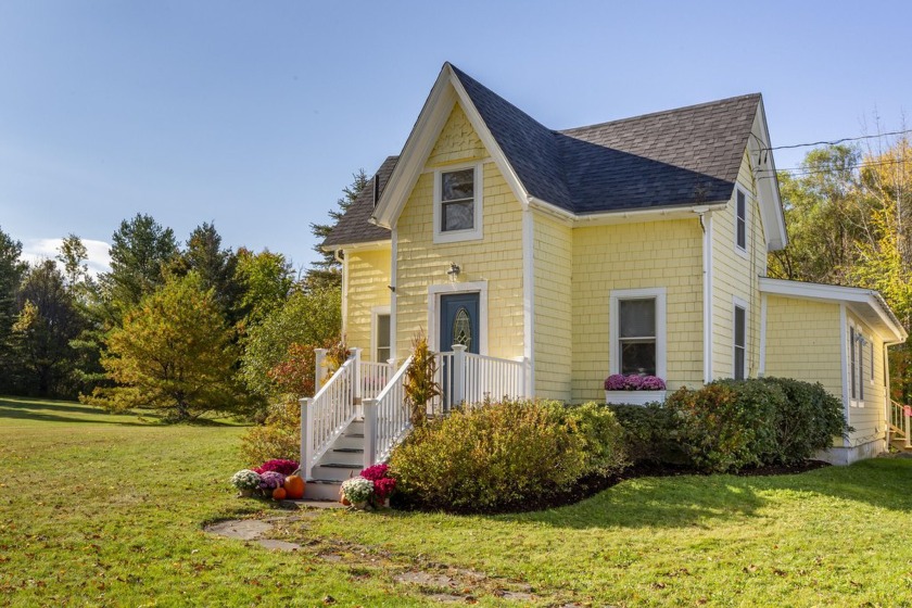 Lovely in town cottage, walk to the library, post office and - Beach Home for sale in Camden, Maine on Beachhouse.com