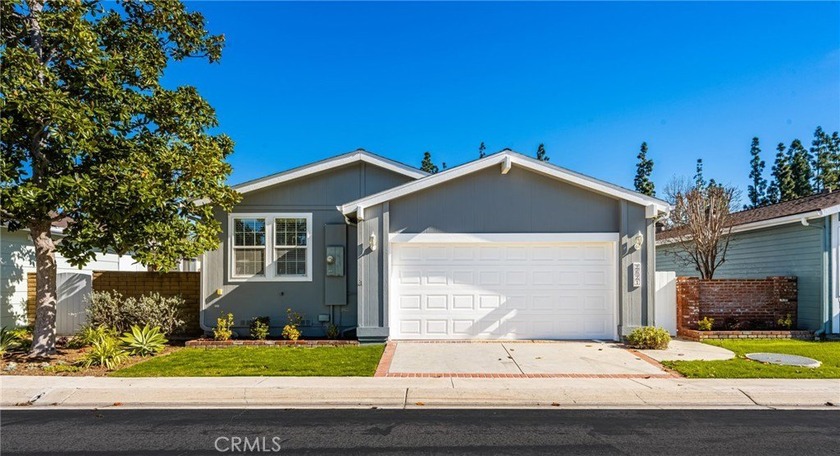 Welcome to the Lake Park community for active senior living - Beach Home for sale in Santa Ana, California on Beachhouse.com