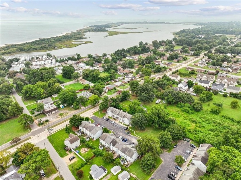Charming 2 bedroom townhome just minutes from the beach! Ideal - Beach Townhome/Townhouse for sale in Hampton, Virginia on Beachhouse.com