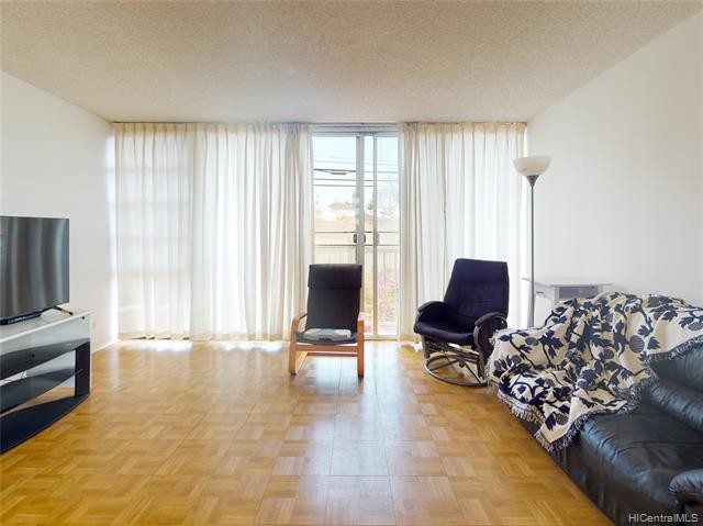 Bright, breezy, PET FRIENDLY *in town* home. Spacious 3 bedroom - Beach Condo for sale in Honolulu, Hawaii on Beachhouse.com