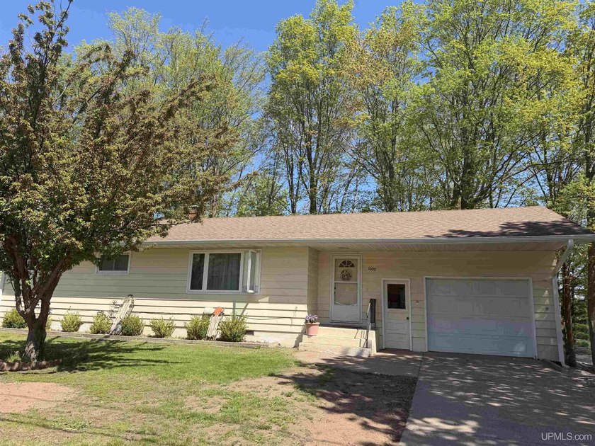Nice home featuring 3 main-floor bedrooms, plus a 4th bedroom in - Beach Home for sale in Marquette, Michigan on Beachhouse.com