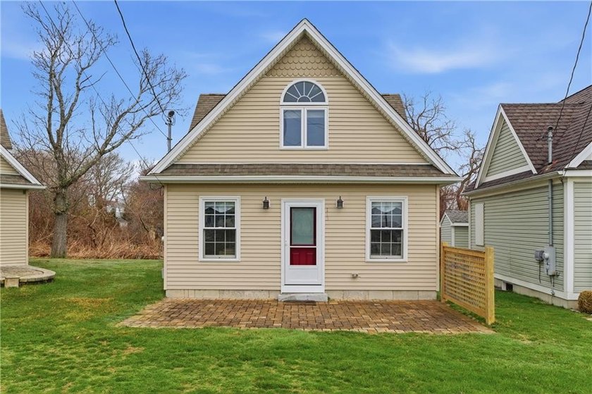 Why want for more?? Own a picture perfect cottage in a seasonal - Beach Home for sale in Narragansett, Rhode Island on Beachhouse.com
