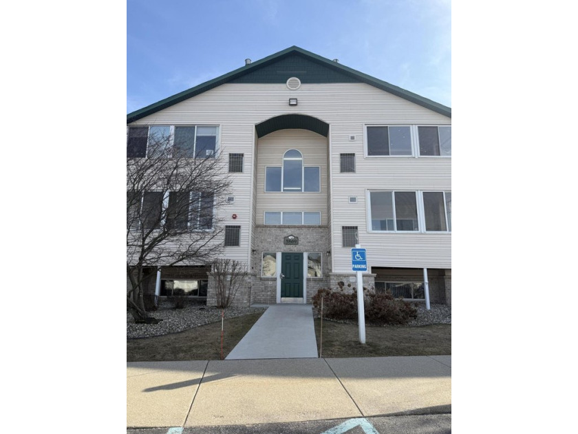 Great top-level condo with open floor plan, cathedral ceilings - Beach Condo for sale in Norton Shores, Michigan on Beachhouse.com