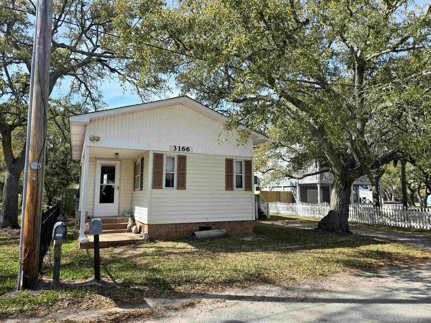 Charming fixer-upper in the heart of Murrells Inlet offering - Beach Home for sale in Murrells Inlet, South Carolina on Beachhouse.com