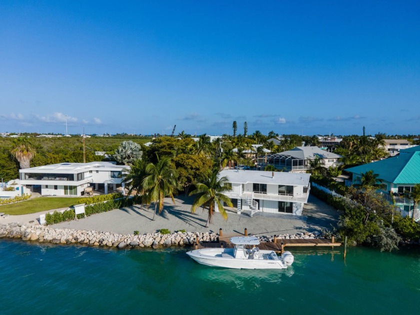 Absolute showstopper with 150' of frontage overlooking some of - Beach Home for sale in Lower Matecumbe Key, Florida on Beachhouse.com