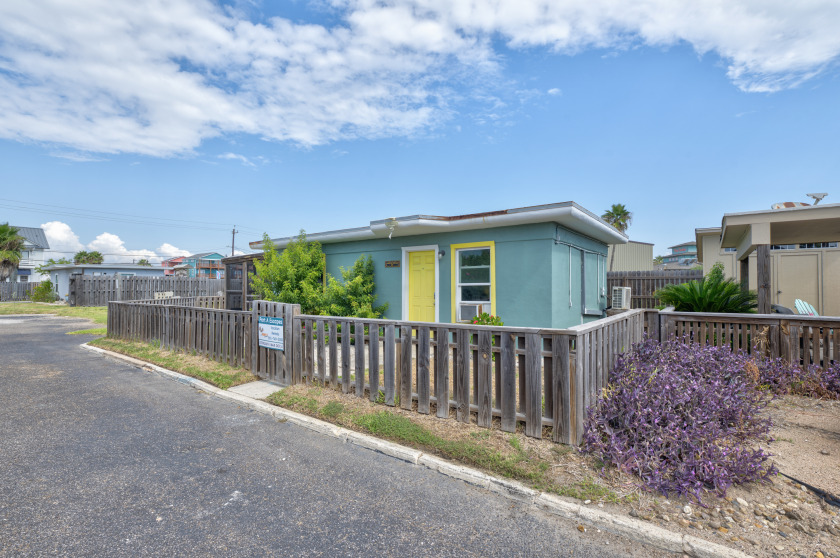 Quaint Port Aransas cottage, Lovely patio room, Near - Beach Vacation Rentals in Port Aransas, Texas on Beachhouse.com