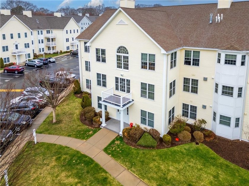 Rare top-floor end unit in Saw Mill Square. The southern - Beach Condo for sale in North Kingstown, Rhode Island on Beachhouse.com