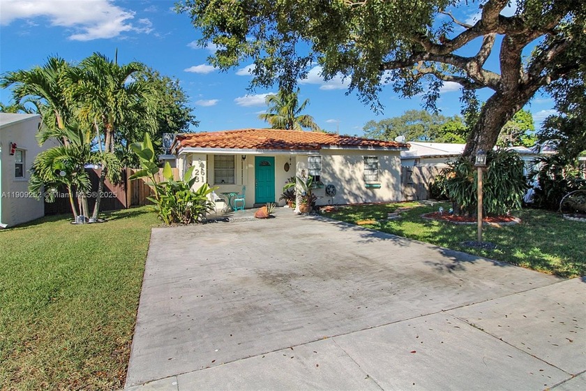 Charming Hollywood single-family home with a pool in a quiet - Beach Home for sale in Hollywood, Florida on Beachhouse.com