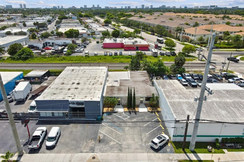 Office building, Zoned B4 (medical / Specialty medical / wide - Beach Commercial for sale in Pompano Beach, Florida on Beachhouse.com