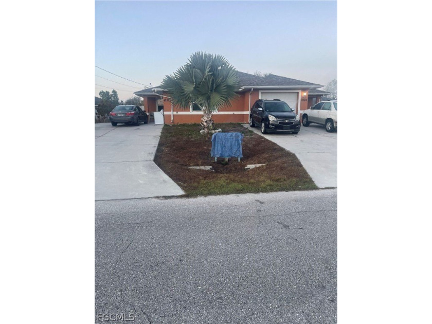 Great duplex with 2bed + Den, 2bath, 1 car garage on each side - Beach Home for sale in Lehigh Acres, Florida on Beachhouse.com