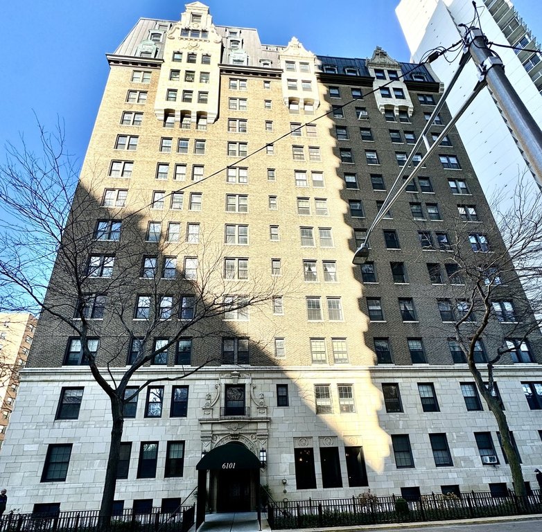 Spacious and sunny, 1 bd 1 ba unit at the Historic Park - Beach Home for sale in Chicago, Illinois on Beachhouse.com