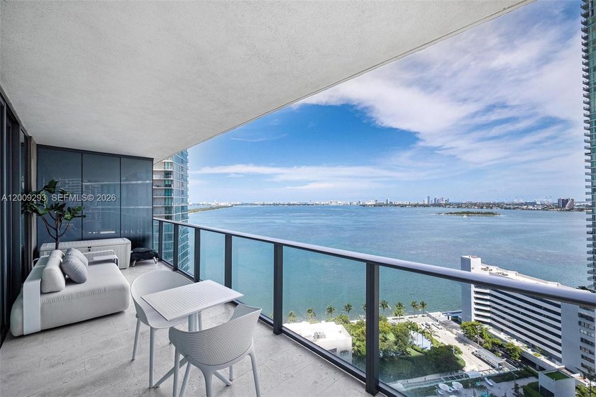 Well maintained 3-bed+den, 3.5-bath corner condo on the 21st - Beach Condo for sale in Miami, Florida on Beachhouse.com