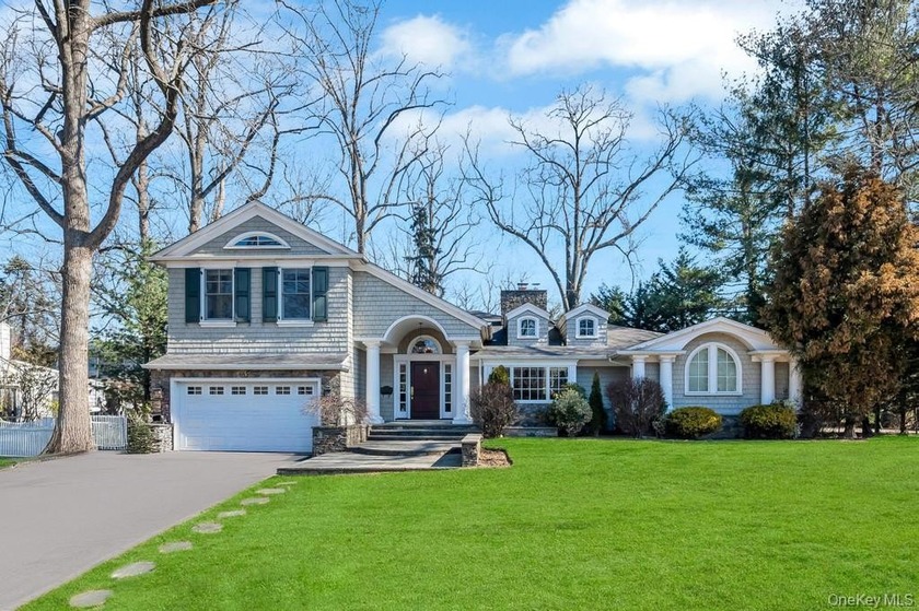 Discover elegance and modern living at 3 School House Lane, a - Beach Home for sale in Great Neck, New York on Beachhouse.com