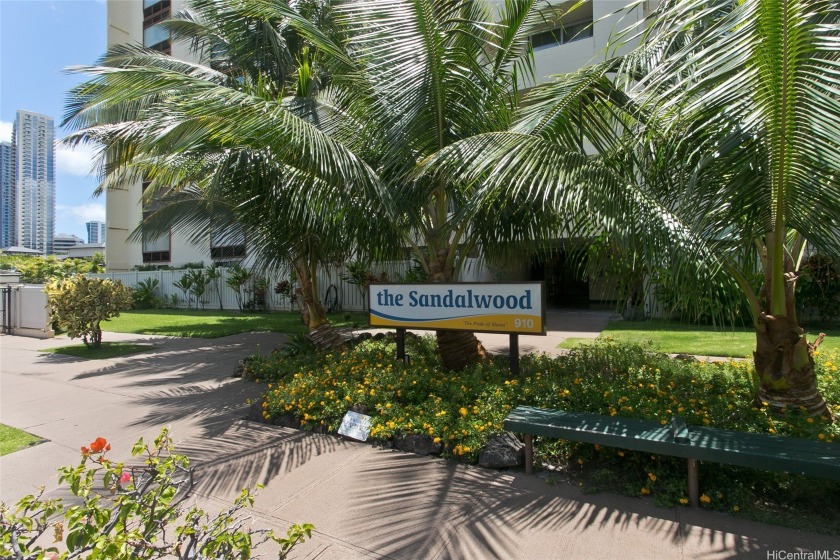 CONVENIENCE. Near Shopping & Dining. Don't need a car. Corner - Beach Condo for sale in Honolulu, Hawaii on Beachhouse.com