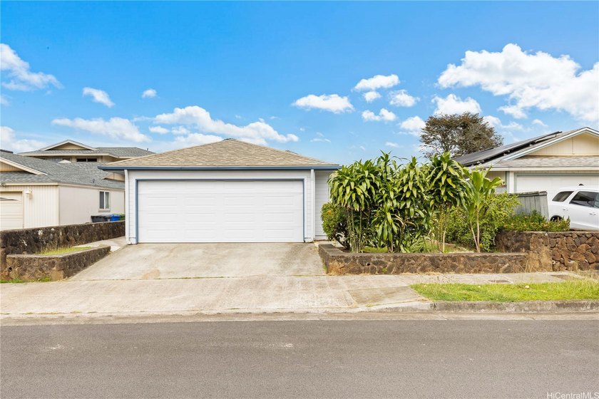 Beautiful single-level home featuring an open ceiling design - Beach Home for sale in Mililani, Hawaii on Beachhouse.com