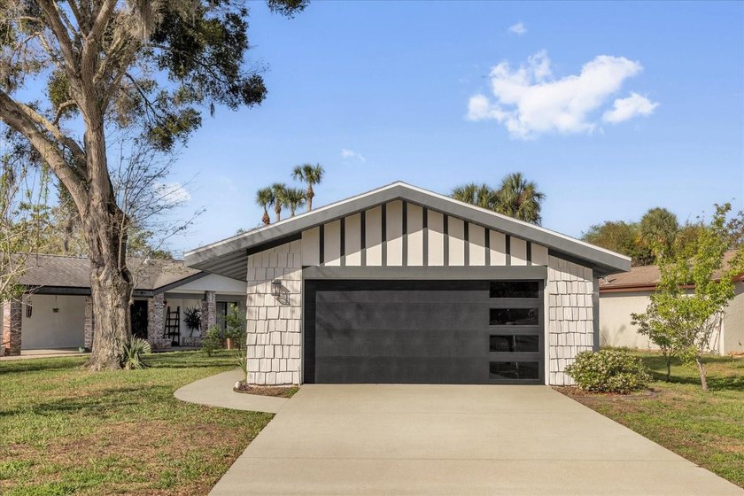 One or more photo(s) has been virtually staged. PRICED BELOW - Beach Home for sale in Homosassa, Florida on Beachhouse.com