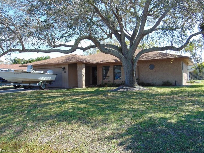 SPACIOUS FAMILY HOME IN WEST WILLOUGHBY ACRES. SOUTHERN EXPOSURE - Beach Home for sale in Naples, Florida on Beachhouse.com