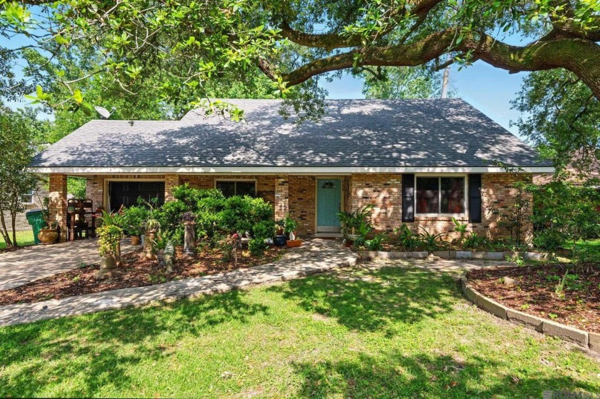 Welcome to 135 Shannon Dr, a beautifully maintained home nestled - Beach Home for sale in Mandeville, Louisiana on Beachhouse.com