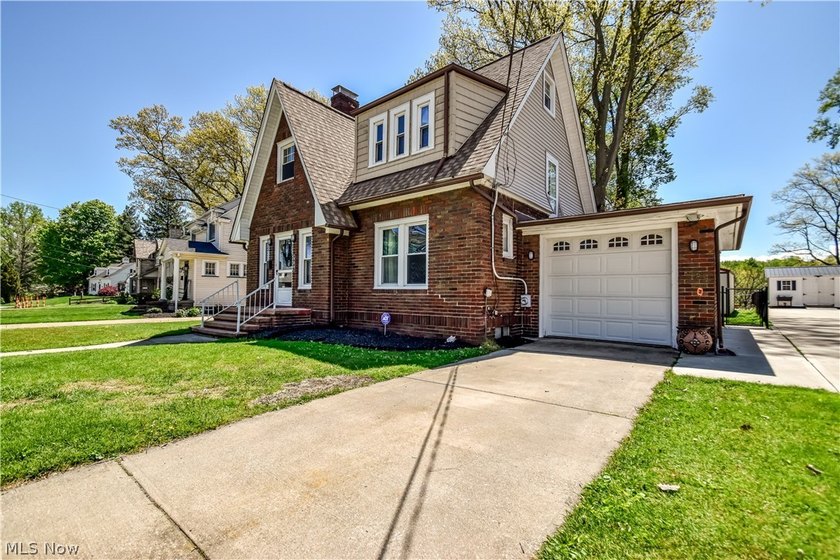 Welcome home to this beautiful residence offering 3 bedrooms and - Beach Home for sale in Conneaut, Ohio on Beachhouse.com