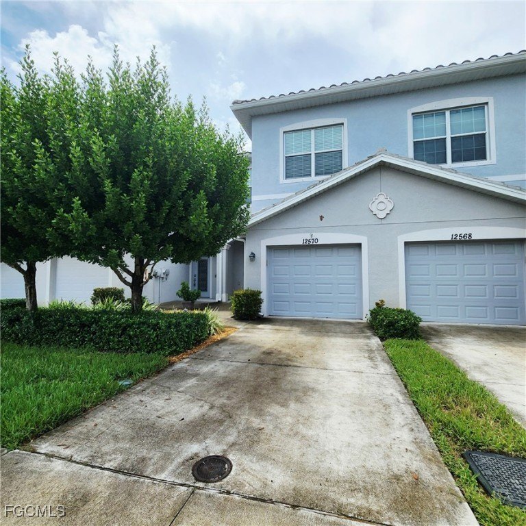 This beautifully maintained 3-bedroom, 2.5-bath townhouse offers - Beach Townhome/Townhouse for sale in Fort Myers, Florida on Beachhouse.com
