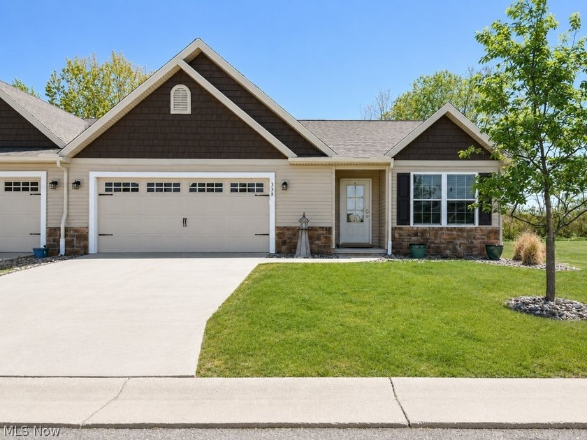 This beautifully maintained one-owner end-unit ranch condo - Beach Condo for sale in Fairport Harbor, Ohio on Beachhouse.com