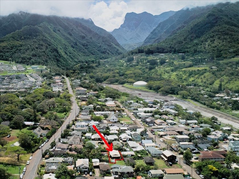 Step into this delightful 2-bedroom, 1-bathroom plantation style - Beach Home for sale in Wailuku, Hawaii on Beachhouse.com