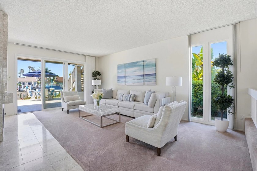 PREMIER END UNIT IN KINGSTON VILLAGE! Experience coastal living - Beach Condo for sale in Coronado, California on Beachhouse.com