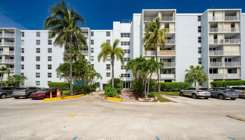 Santa Clara Condo offers a large pool, tennis courts, parking - Beach Condo for sale in Key West, Florida on Beachhouse.com