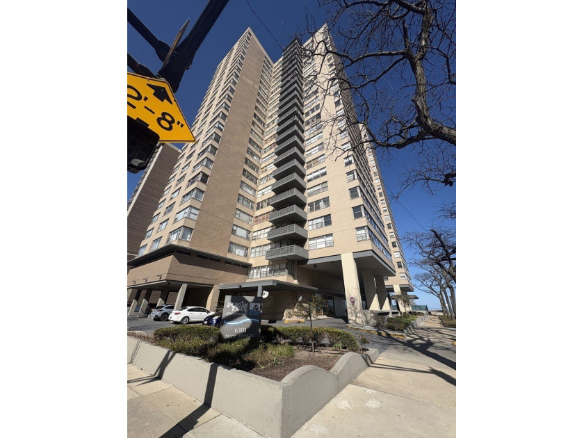 Beautiful Lakeview, very spacious condo with gorgeous sun rising - Beach Condo for sale in Chicago, Illinois on Beachhouse.com