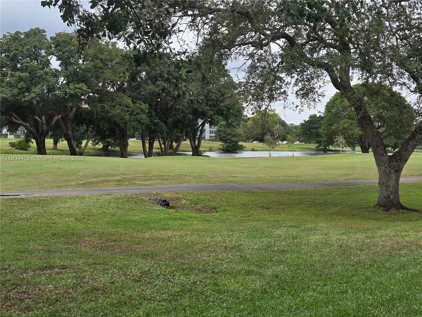 Bright and clean 1-bedroom, 1-bath unit located on the 4th floor - Beach Condo for sale in Pembroke Pines, Florida on Beachhouse.com