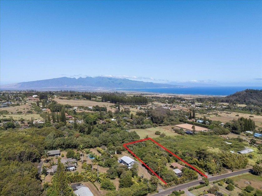 Welcome to this charming 2-bedroom, 1-bath cottage nestled on - Beach Condo for sale in Haiku, Hawaii on Beachhouse.com