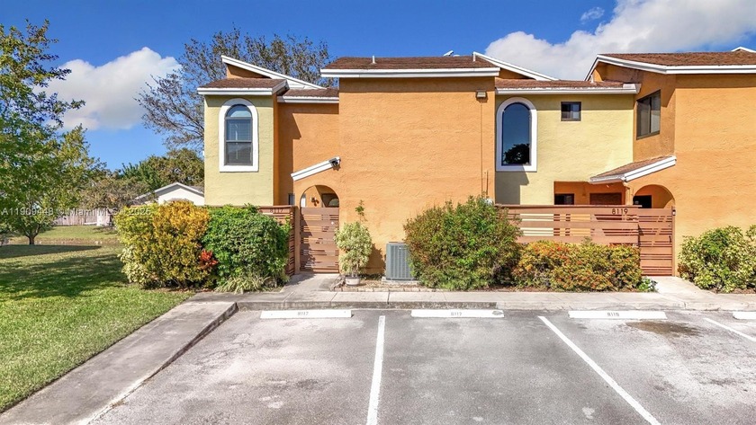 Welcome to Pineaple Park at Woodmont in Tamarac!This beautiful - Beach Townhome/Townhouse for sale in Tamarac, Florida on Beachhouse.com