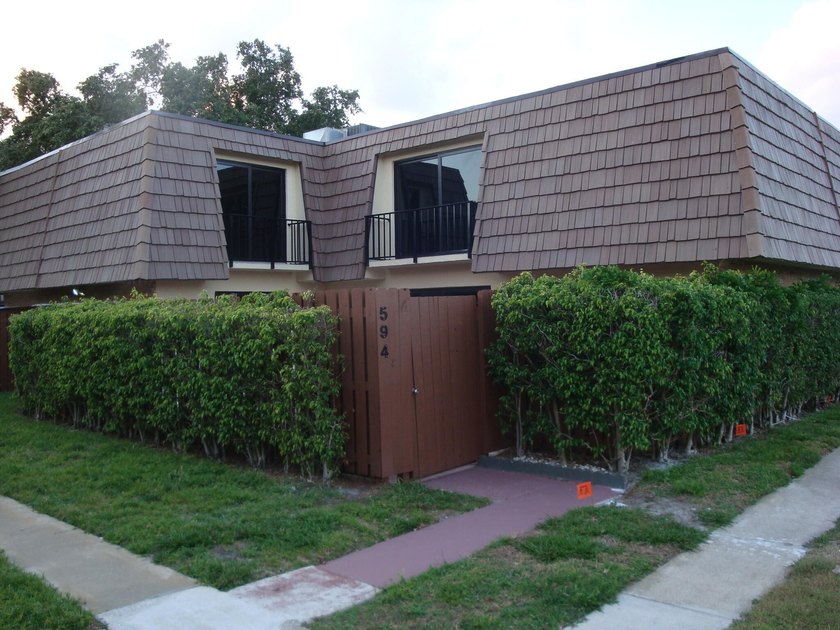 Beautiful 3 bed/2.5 bath townhome in the heart of Palm Springs - Beach Townhome/Townhouse for sale in Palm Springs, Florida on Beachhouse.com