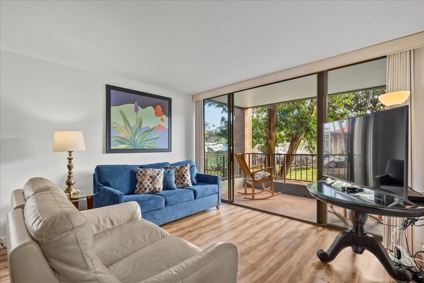 Hotel-zoned! Kahana Manor unit 220 is a 2-bedroom, 2-bath condo - Beach Condo for sale in Lahaina, Hawaii on Beachhouse.com