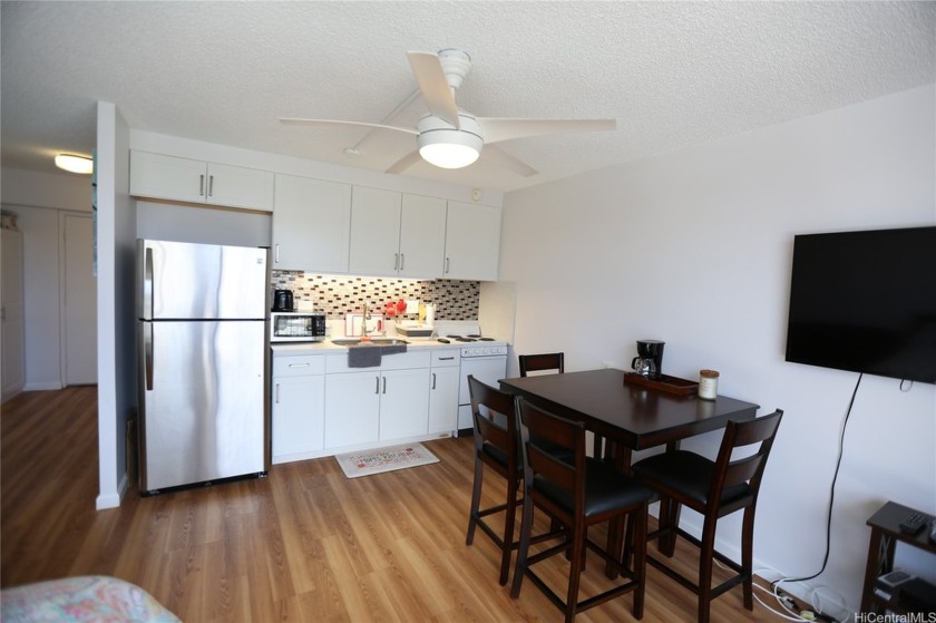 Welcome to Holiday Manor! This well-maintained studio, 1-bath - Beach Condo for sale in Honolulu, Hawaii on Beachhouse.com